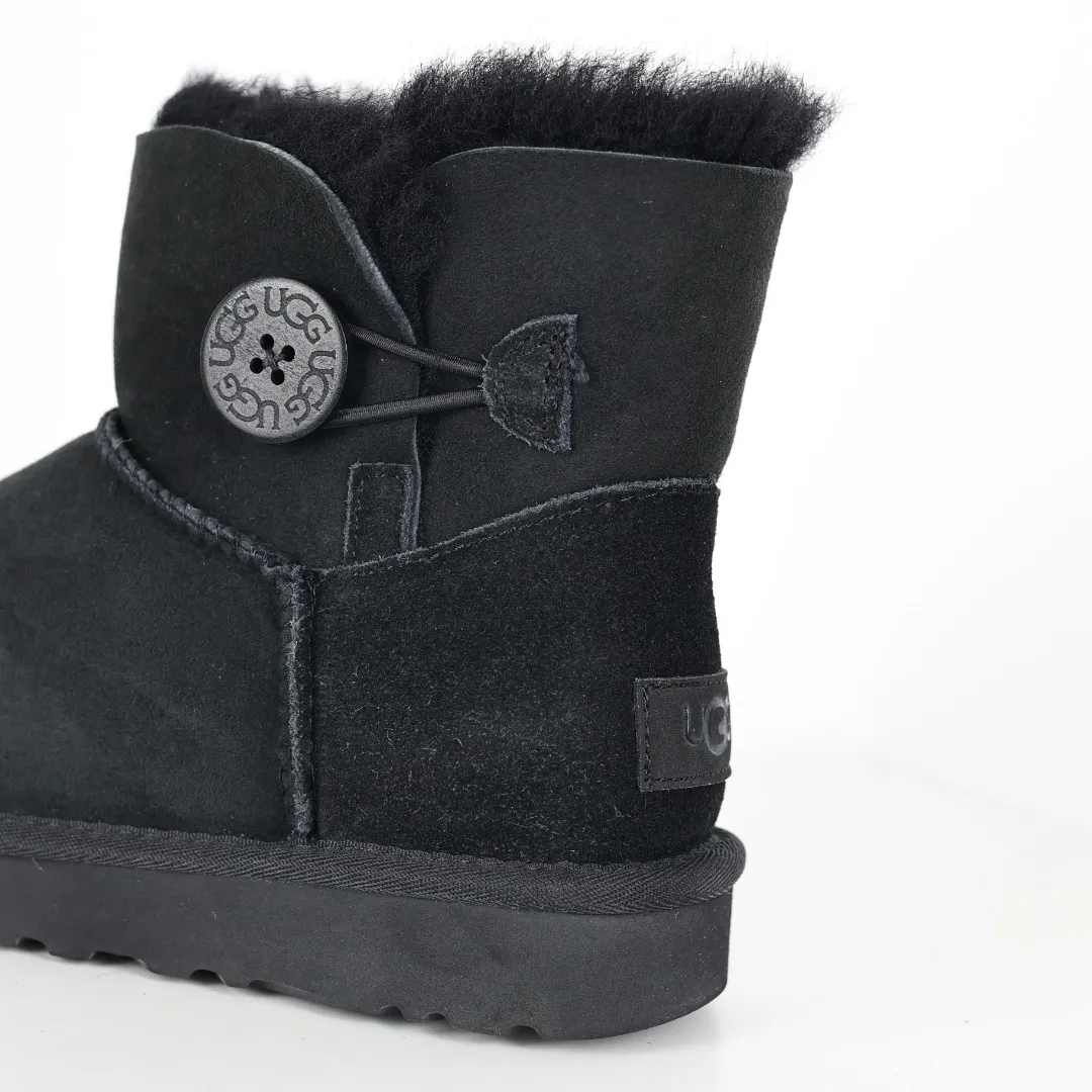 Pick up locally 💰540 The core recommendation is good price UGG basic Bailey twist style Xiaohongshu hot style Henan Longfeng leather production Sheepskin integrated top quality in the market 2-3 cm cashmere insole to keep warm in winter and a very suitable choice for home use UUG has launched a style series in the new year, which is partially geared towards the preferences of young consumers and has also moved to the forefront of fashion trends. Shoe body material Water-repellent coated suede upper 17mm UGGPURE™ implanted wool insole Lightweight non-slip comfortable rubber outsole With brand LOGO Trademark Comes with full packaging Size: 35 36 37 38 39 40